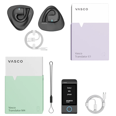 Vasco Translator E1 set s dvije bežične slušalice za prevođenje, kabelom za punjenje, vodičem, torbicom i pakiranjem, izložen pored kutije Vasco Translatora M4 s vrpcom za nošenje i kabelom.